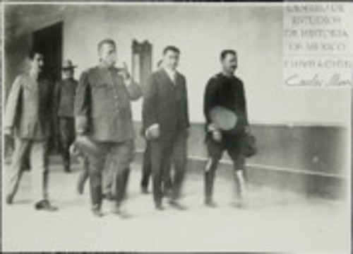 Imagen de El Presidente de la Huerta acompañado de los Grales. B. Hill y J. Treviño en uno de los corredores de Palacio Nacional (atribuido)