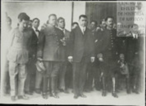 Imagen de El Presidente de la Huerta con los Grales. B. Hill, J. B. Treviño y M. Pelaez y del Coronel B. Ramírez G. en uno de los corredores del Palacio Nacional (atribuido)