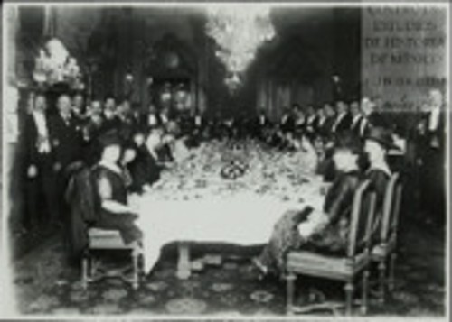 Imagen de Comida ofrecida por el Ejecutivo, al Cuerpo Diplomático, después de la Ceremonia probablemente de El Grito (atribuido)
