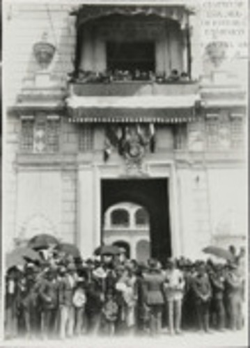 Imagen de Desde el Balcón de Palacio Nacional, el Presidente de la Huerta y funcionarios observan el desfile Militar (atribuido)