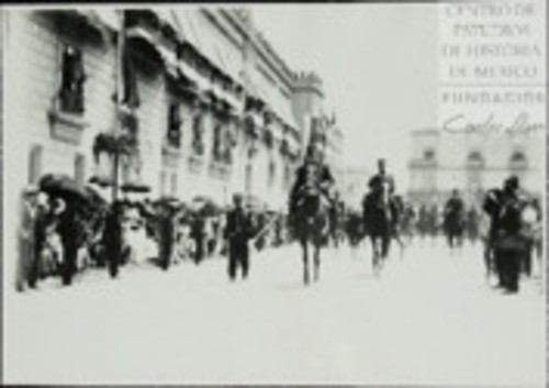 Imagen de El jefe de la columna, Gral. Benjamín G. Hill, inicia el desfile Militar (atribuido)