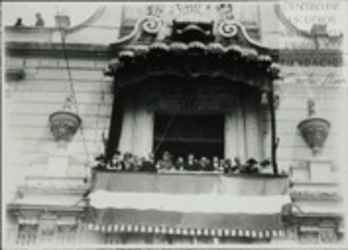 Imagen de El Presidente de la Huerta y sus Ministros, presenciando el desfile militar, desde el balcón Central del Palacio Nacional (atribuido)