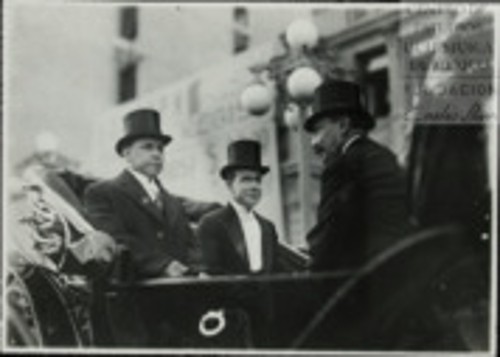 Imagen de Adolfo de la Huerta, acompañado por los Diputados: Gral. Francisco Serrano y José J. Reynoso, se dirige a la Cámara de Diputados para rendir la Protesta de Ley (atribuido)