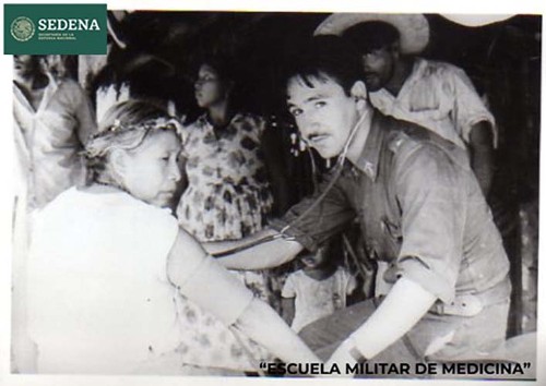 Imagen de Reproducción fotográfica del registro en blanco y negro del momento en que un médico militar escucha el corazón de una mujer (atribuido)