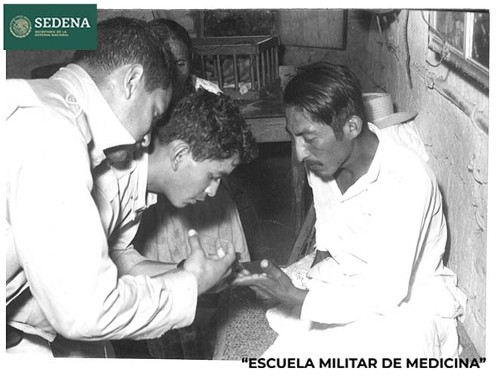 Imagen de Registro fotográfico del momento en que dos cadetes de la Escuela Médico Militar toman muestra de sangre del dedo de un adulto (atribuido)