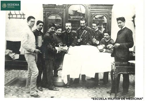 Imagen de Reproducción de un retrato grupal de diez estudiantes no identificados de la Escuela Práctica Médico Militar (atribuido)