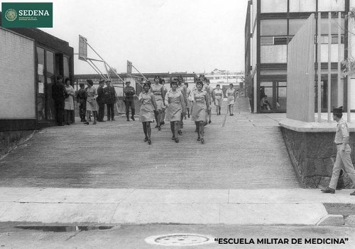 Imagen de Registro fotográfico de la marcha de alumnas no identificadas de la Escuela Médico Militar (atribuido)