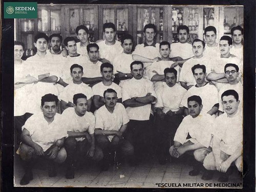 Imagen de Reproducción del retrato grupal de la clase de Fisiología en su laboratorio de la Escuela Médico Militar en el edificio de Arcos de Belén en 1942 (atribuido)