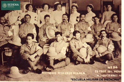Imagen de Reproducción fotográfica del retrato grupal en blanco y negro de 18 alumnos no identificados de la Cruz Blanca (atribuido)