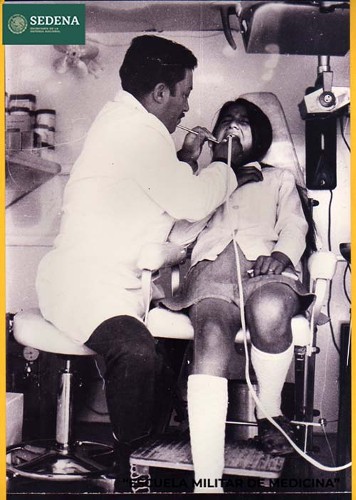 Imagen de Reproducción fotográfica del registro en blanco y negro de la atención que da un odontólogo a una niña (atribuido)