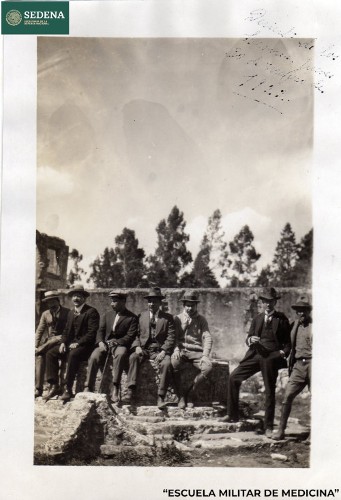 Imagen de Convivencia de miembros de la Escuela Médico Militar en el Desierto de los Leones (atribuido)