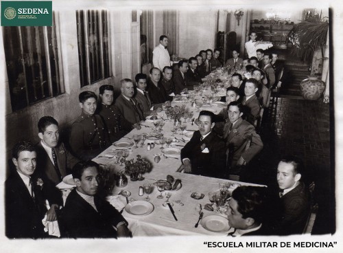 Imagen de Miembros de la Escuela Médico Militar conviven en un restaurante (atribuido)