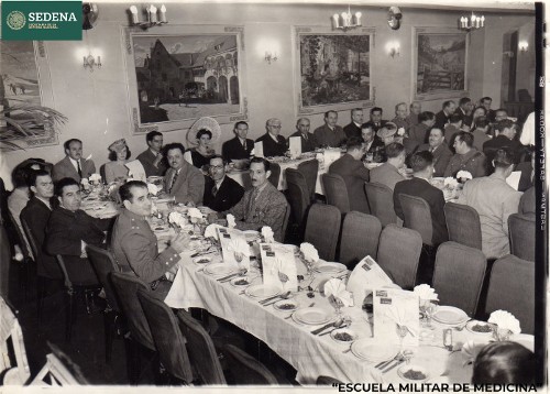 Imagen de Miembros de la Escuela Médico Militar y acompañantes comparten una cena en el restaurante Chapultepec (atribuido)