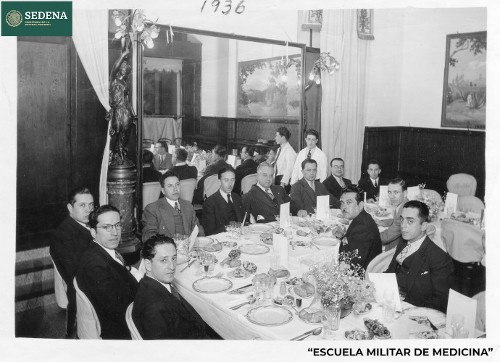 Imagen de Gustavo Baz Prada e Ignacio Sánchez Neira con otros miembros de la Escuela Médico Militar durante una comida (atribuido)