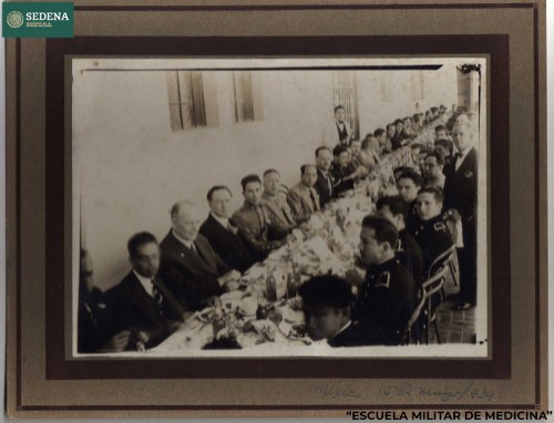 Imagen de Alumnos y profesores de la Escuela Médico Militar en una comida con motivo del Día del Maestro (atribuido)