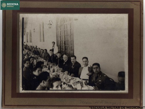 Imagen de Retrato grupal de alumnos y profesores de la Escuela Médico Militar en una comida con motivo del Día del Maestro (atribuido)