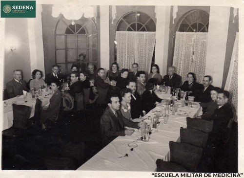 Imagen de Salvador González Reynoso y Gustavo Gómez Azcarate con otras personas en un restaurante (atribuido)