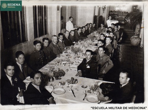 Imagen de Salvador González Reynoso y Javier Echeverría con alumnos y profesores de la Escuela Médico Militar en un restaurante (atribuido)