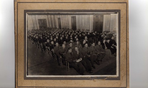 Imagen de Alumnos y profesores de la Escuela Médico Militar en la ceremonia con motivo de la celebración del Día del Maestro (atribuido)