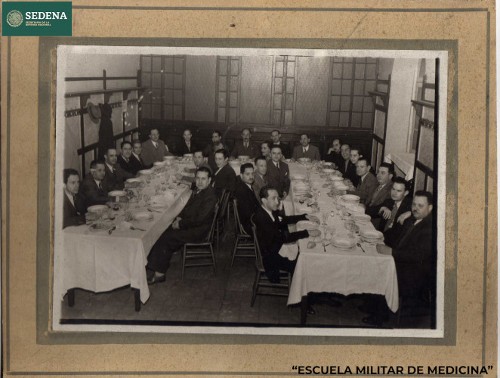 Imagen de Rodolfo Farías, Javier Becerril, y Felipe Osornio con otros militares en un convivio (atribuido)