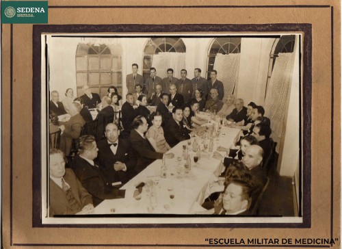 Imagen de Médicos militares con sus acompañantes en una cena (atribuido)
