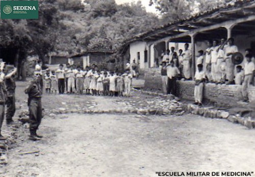 Imagen de El general de brigada Salvador Rangel Medina encabeza una ceremonia cívica en un patio (atribuido)
