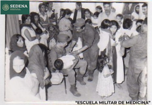 Imagen de Cadetes de la Escuela Médico Militar aplican vacunas (atribuido)