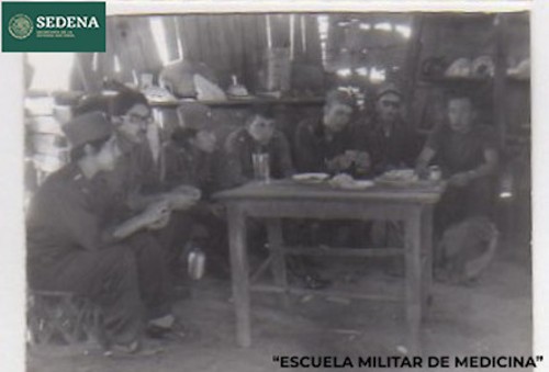 Imagen de Cadetes de la Escuela Médico Militar toman un descanso durante su participación en el proyecto Cornila (atribuido)