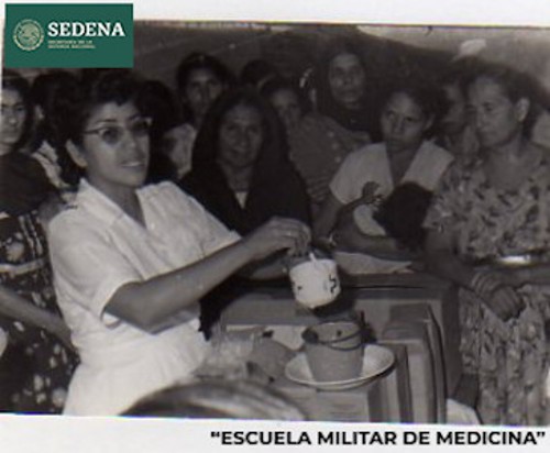 Imagen de Mujeres observan a enfermera mientras explica el proceso de preparar leche en polvo (atribuido)