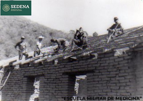Imagen de Cadetes descansan en el techo de una construcción durante su trabajo de albañilería (atribuido)