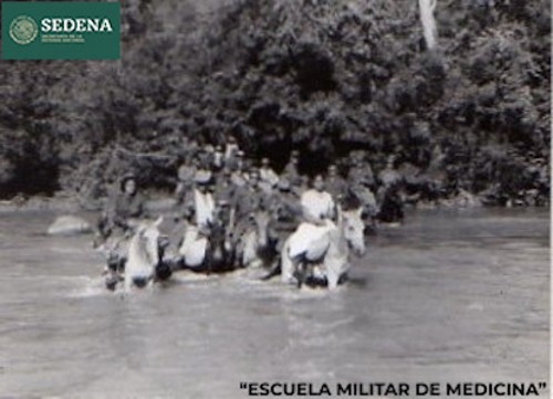 Imagen de Miembros de la brigada médica de la Escuela Médico Militar cruzan un río para ir de una comunidad a otra, guiados por una mujer joven a caballo (atribuido)