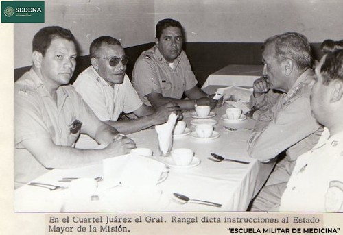 Imagen de En el Cuartel Juárez el Gral. Rangel dicta instrucciones al Estado Mayor de la Misión (propio), Conversación entre el director de la Escuela Médico Militar y el Estado Mayor de la Misión Coreán (atribuido)