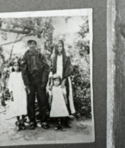 Imagen de Copia de retrato de dos adultos, hombre y mujer, en patio doméstico o particular, con dos niñas, posiblemente sus nietas (atribuido)