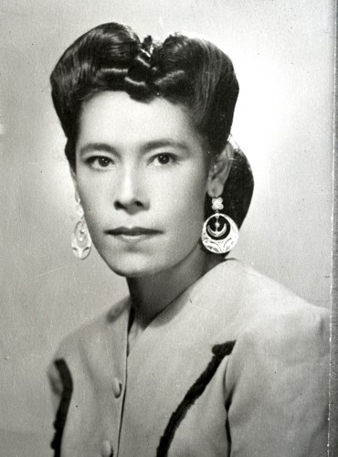 Imagen de Copia de retrato de mujer joven con vestido formal, peinado estilizado y aretes en estudio (atribuido)
