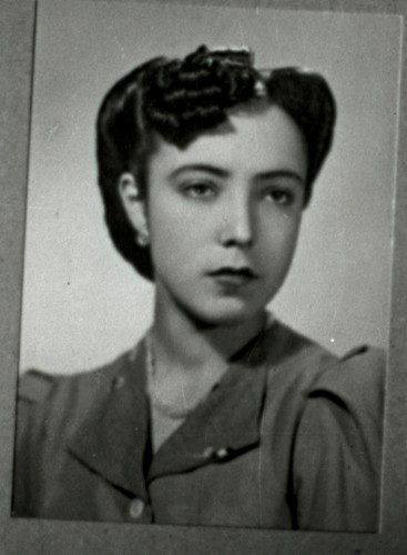 Imagen de Copia de retrato de mujer joven con vestido formal, peinado estilizado, aretes y collar en estudio (atribuido)