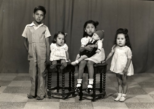 Imagen de Retrato de cinco hermanitos con ropa formal en estudio (atribuido)