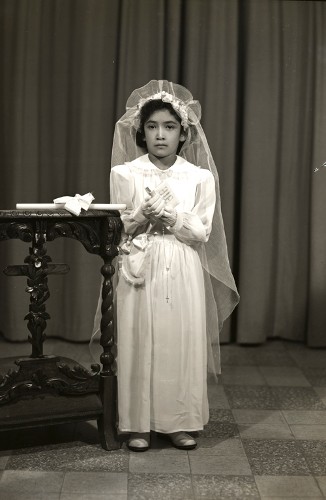 Imagen de Retrato de niña con vestido de primera comunión en estudio (atribuido)