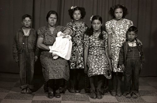 Imagen de Retrato de madre con seis hijos, un bebé en brazos, en estudio (atribuido)