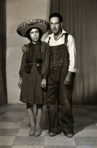 Imagen de Retrato de pareja en estudio, ella con sombrero charro (atribuido)