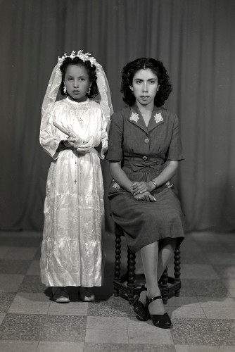 Imagen de Retrato de niña con vestido de primera comunión y madrina en estudio (atribuido)