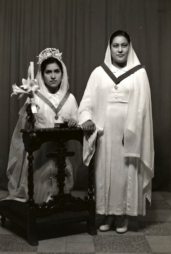 Imagen de Retrato de primera comunión de jovencita con madrina en hábito religiosos en estudio (atribuido)