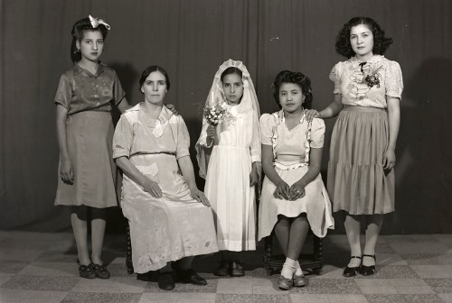 Imagen de Retrato de primera comunión de niña con madrina, madre y hermanas en estudio (atribuido)