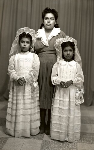 Imagen de Retrato de dos niñas con vestido de primera comunión, posiblemente hermanas, con su madre o madrina en estudio (atribuido)