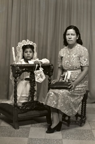 Imagen de Retrato de niña con vestido de primera comunión y madrina en estudio (atribuido)