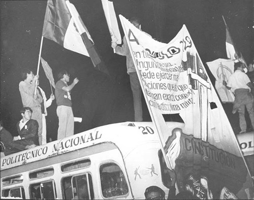 Imagen de Estudiantes del Instituto Politécnico Nacional en la protesta de agosto de 1968 (propio)