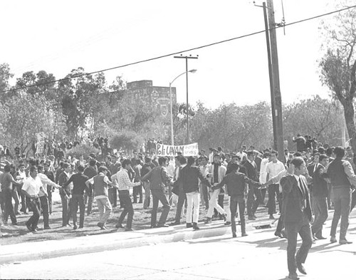 Imagen de Estudiantes protestando a las afueras de Ciudad Universitaria (propio)