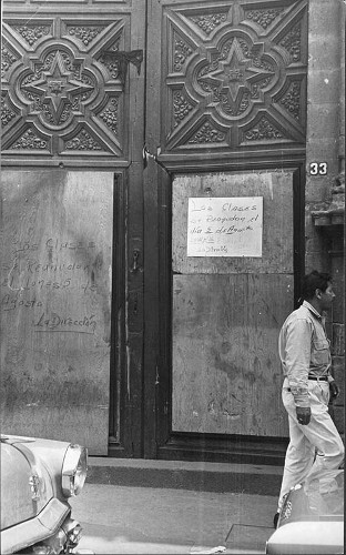 Imagen de Estado de la puerta de la Escuela Nacional Preparatoria después del bazucazo de julio de 1968 (propio)