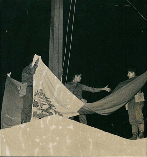 Imagen de Soldados colocan la bandera nacional (propio)
