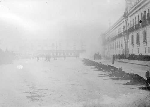 Imagen de Soldados apostados en el piso frente a Palacio Nacional durante la Decena Trágica (propio)