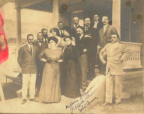 Imagen de Algunos integrantes de la familia Madero, rodeados de amigos (atribuido)